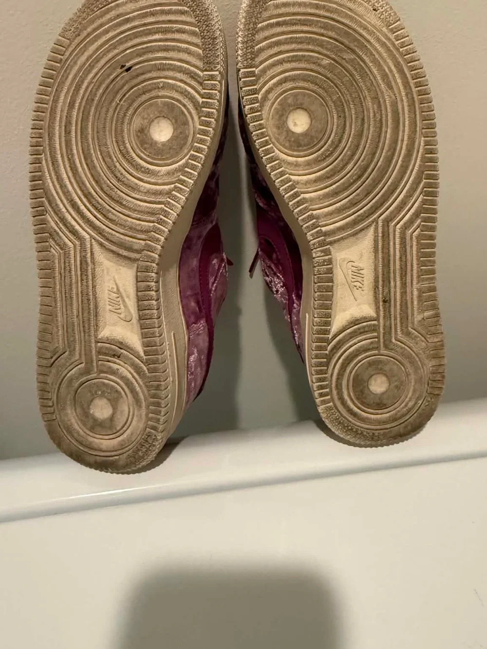 NIKE AIR FORCE 1 LV8 LOW SIZE 5.5Y CRUSHED VELVET